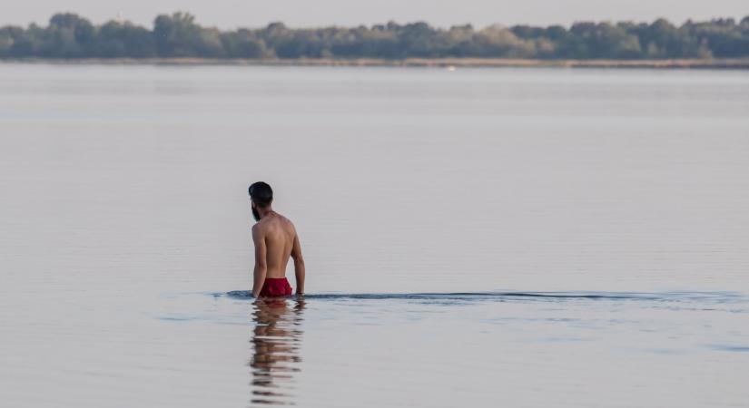 Több mint ötven centis kilengést okozott a Balatonon a viharos szél