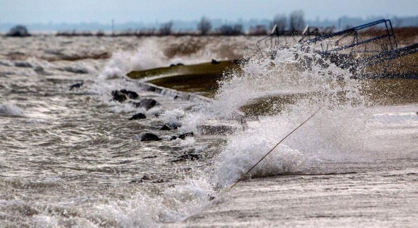 Megérkezett a viharos szél a Balatonhoz, elképesztő kilengést okozott a vízen