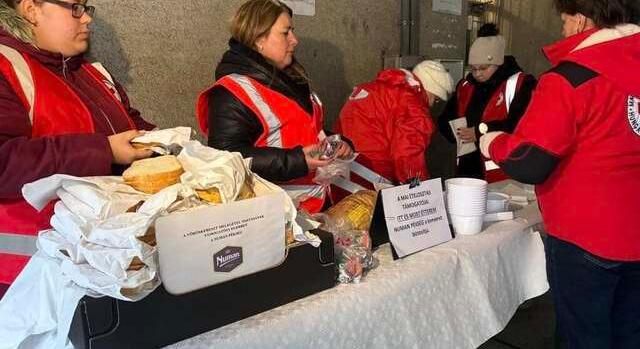 Az év első ételosztása a Magyar Vöröskereszt szervezésében