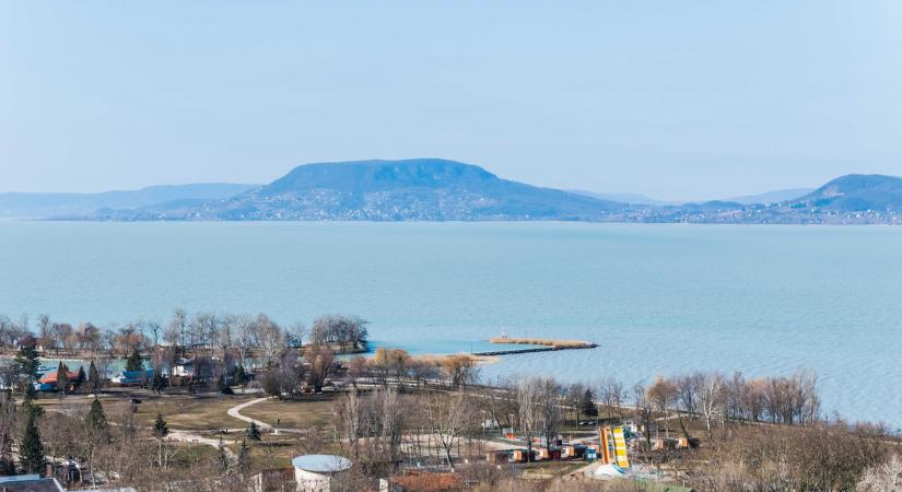 Durván kilengett a Balaton a szélviharok miatt