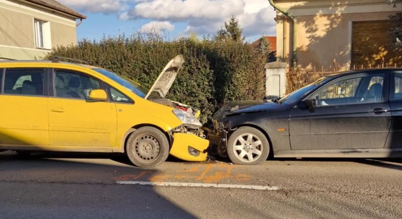 Két autó ütközött Egerben, rosszul lehetett az egyik sofőr