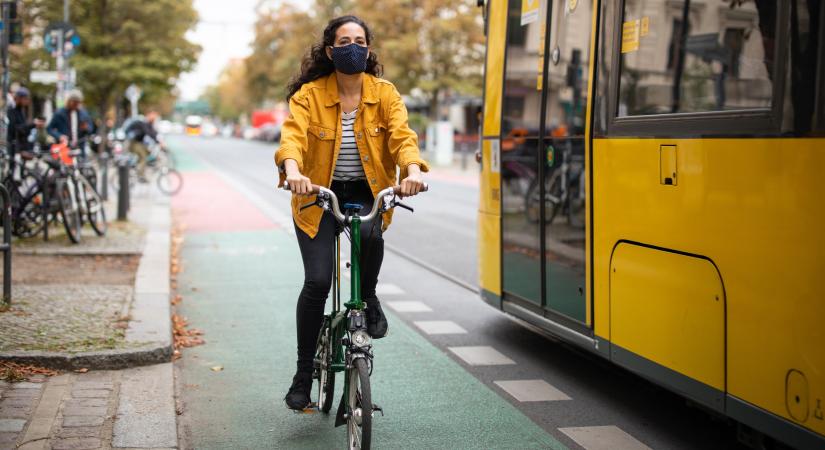 Fizikailag védett bringasávok jönnek Budapesten