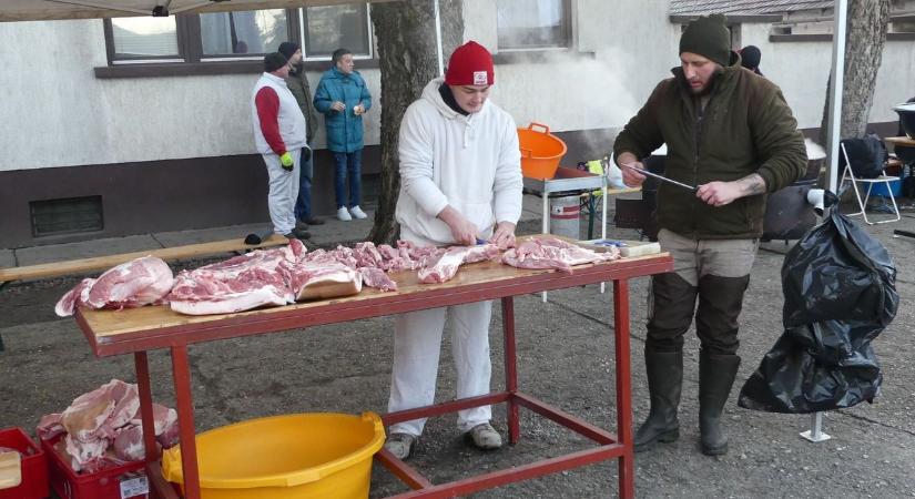 Zeneszóra készültek a finomságok az első bácsalmási disznótoros fesztiválon – galériával