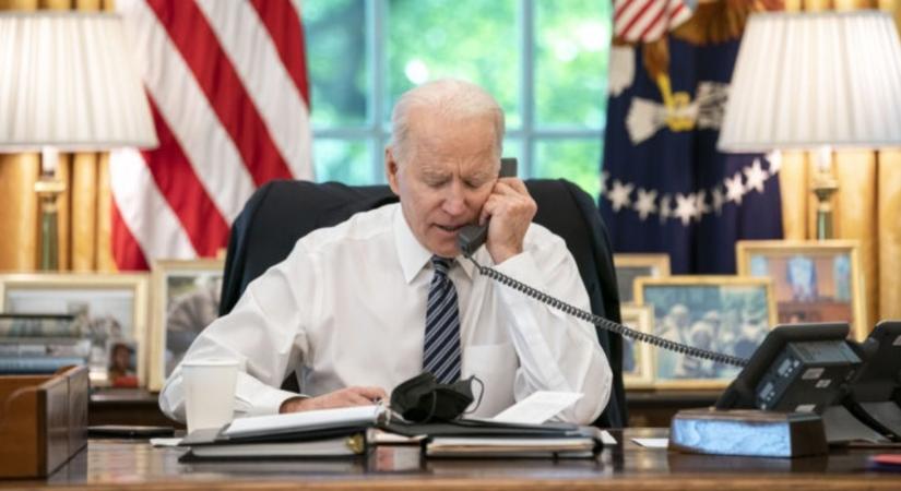 Joe Biden amerikai elnök telefonon egyeztetett Volodimir Zelenszkij ukrán elnökkel