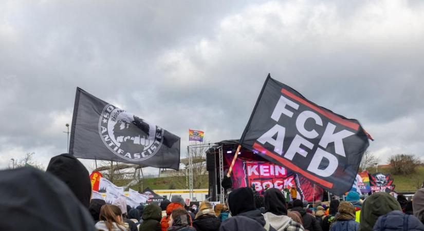 Több ezren tüntetnek az AfD ellen, késve kezdődött a szélsőjobboldali párt kongresszusa