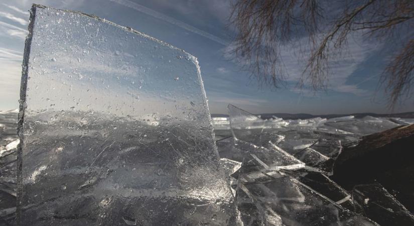 Látványos videó: utat törnek a hajók a jeges Balatonon