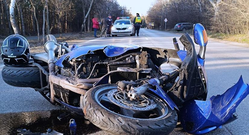 Túl későn észlelte a fékező autókat, csúnya baleset lett a vége – galériával, videóval