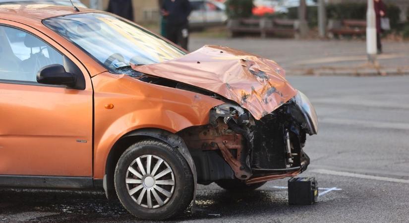 Parkoló autóba tolatott a figyelmetlen sofőr