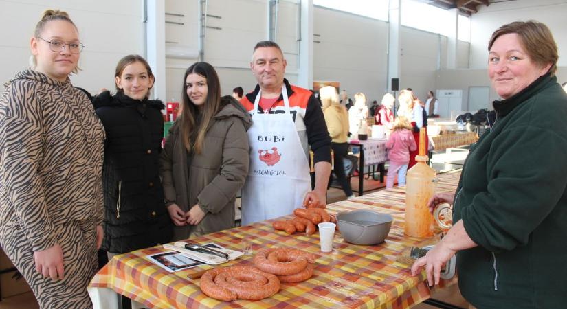 A tökéletes kolbász titkát is elárulták az izsáki verseny résztvevői – galériával, videóval