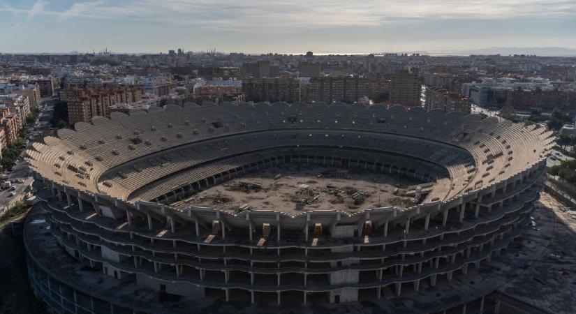 Tizenhat év után folytatódott a félkész stadion építése