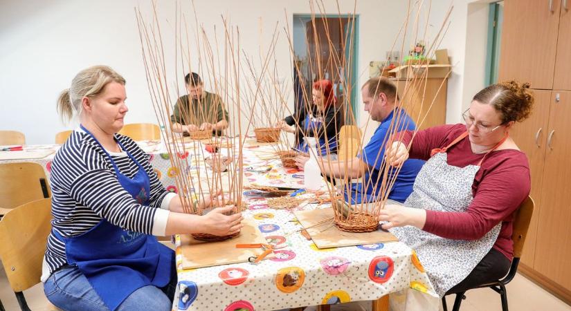 Eltűnő szakma nyomában - A kosárfonás alapjait sajátították el Győrben – videó, fotók