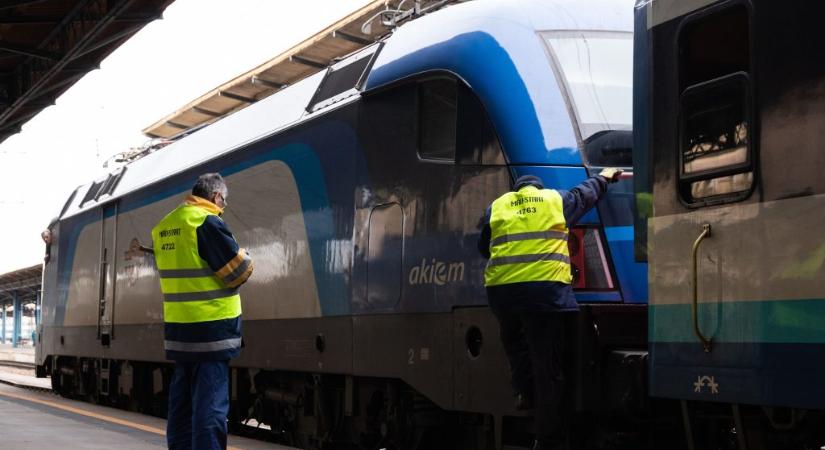 Elvétette a jelzőt az IC a Keletinél, 110 perces késéssel indulhatott tovább