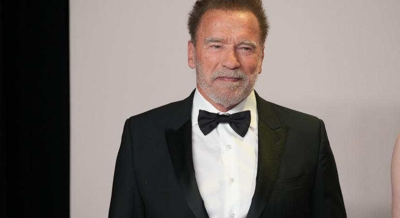 A 77 éves Arnold Schwarzenegger sármos Télapóként tűnt fel új filmje forgatásán