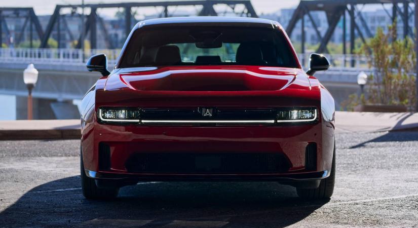 Az elektromos Dodge Charger nem tud álló helyzetben gumit égetni, de majd az SRT!