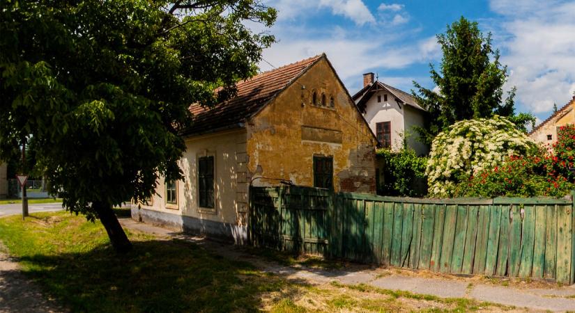 Hihetetlen milyen kincseket rejtett ez a roskadó csornai iparosház: csodát műveltek vele, nézzétek!