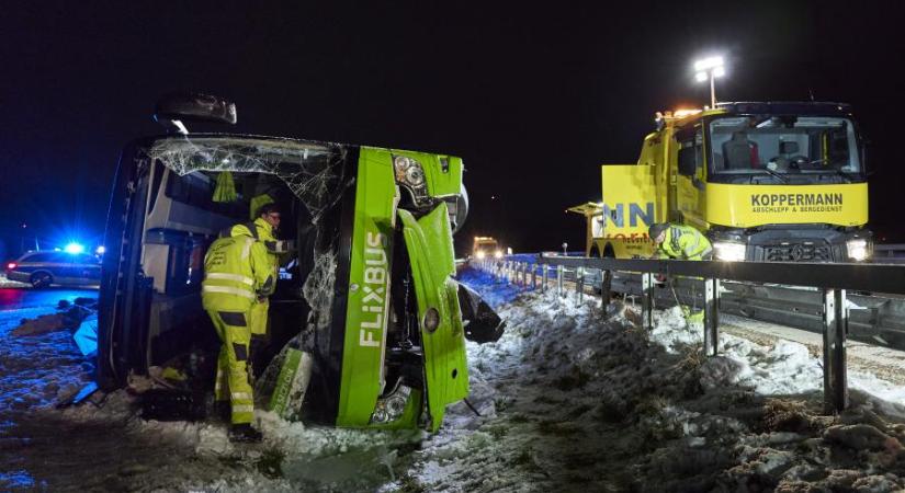 Buszbaleset történt Németországban, ketten meghaltak és többen megsérültek