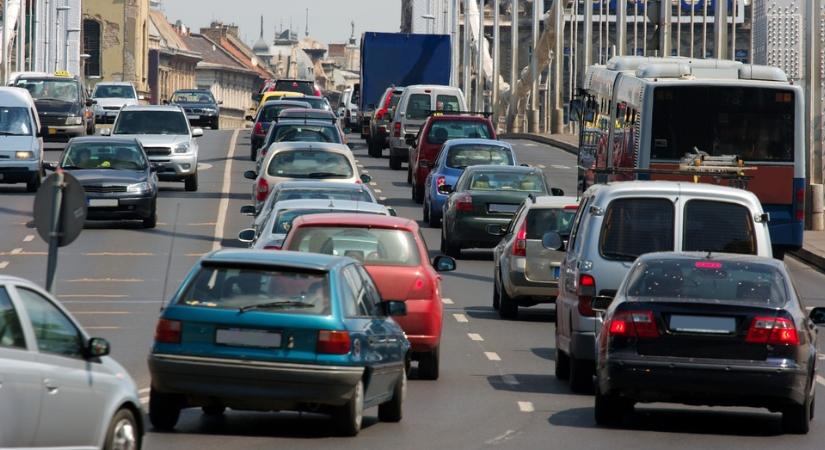 Változik a budapesti közlekedés, korlátozásokra számíthatnak az autósok