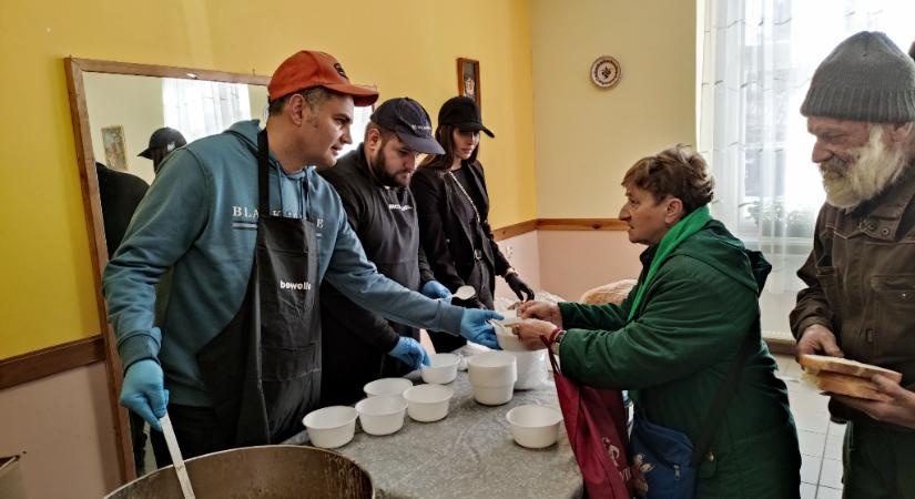 Szerencsehozó ebédet osztottak vasárnap délben a Mátyás utcai Olvasókörben