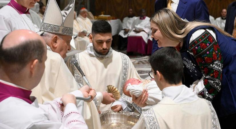 Csecsemőket keresztelt Ferenc pápa a Sixtus-kápolnában