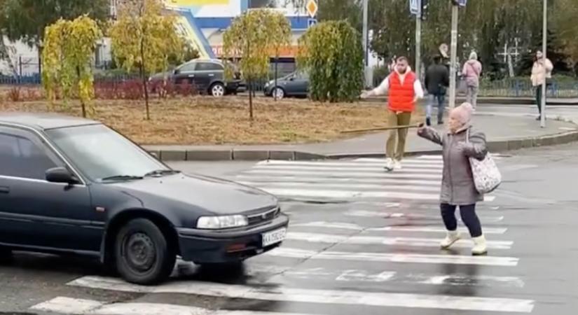 Videó: Becsúszott egy autó a zebrára, egy idős hölgyet majdnem elütött, ekkor egy fiatalember nagyot lépett