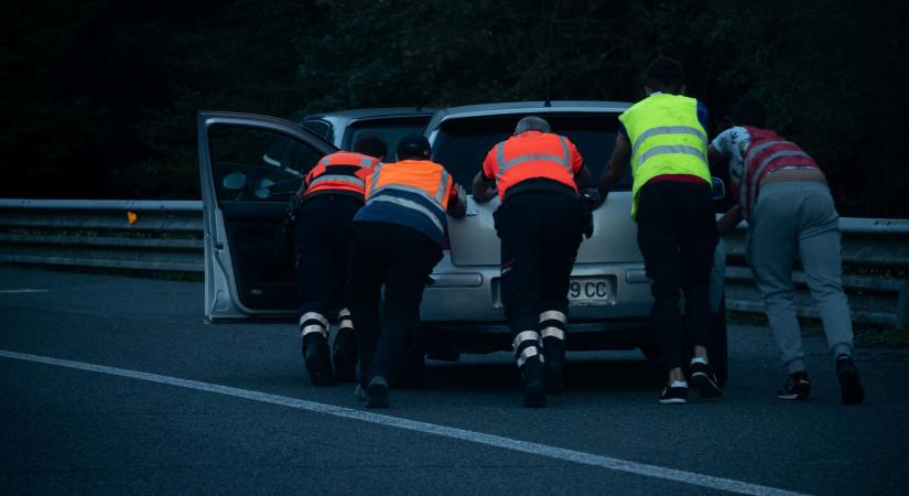 Kiderült, baj lehet a láthatósági mellényekkel