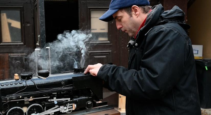 Otthagyta eredeti szakmáját szakmát, most bámulatos gőzmozdonyokat készít a Pécelen élő Laci