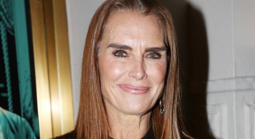 Az 59 éves Brooke Shields és lányai bikiniben: mindhárman igazi bombázók