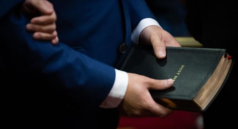 Isten valamit igazán jól csinál” – megugrott a Biblia eladása az Egyesült Államokban.