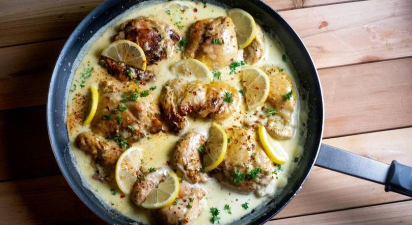 Félórás serpenyős csirkemell olasz recept alapján: a csirkepiccata vajas alappal készül