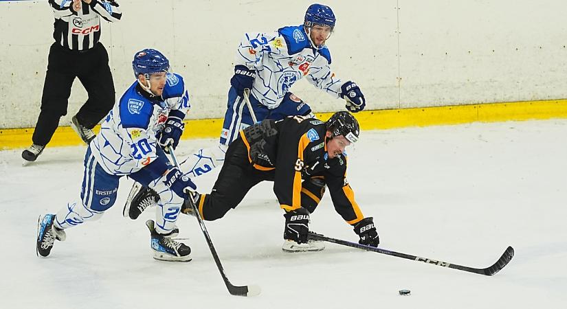 Küzdelmes és szoros meccsen nyertek a DEAC hokisai