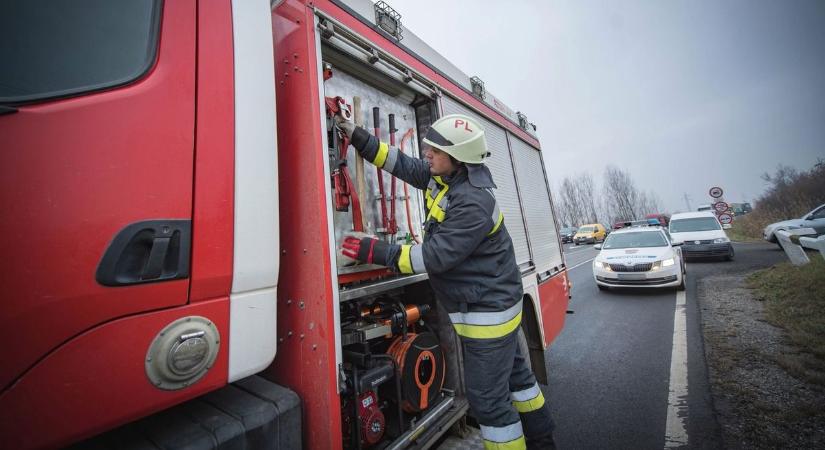 Láncfűrésszel mentették ki az autóba szorult embert Pélynél