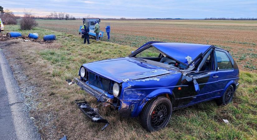 Ötvenes évekből származó traktornak ütközött egy több mint harminc éves Volkswagen Zsédenynél - fotók