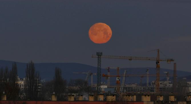 Napkeltét és holdnyugtát láthattunk 10 percen belül