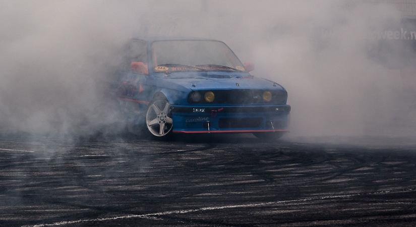 Közel egy napig volt őrizetben a Debrecenben driftelő autós, pénzbírságot kapott