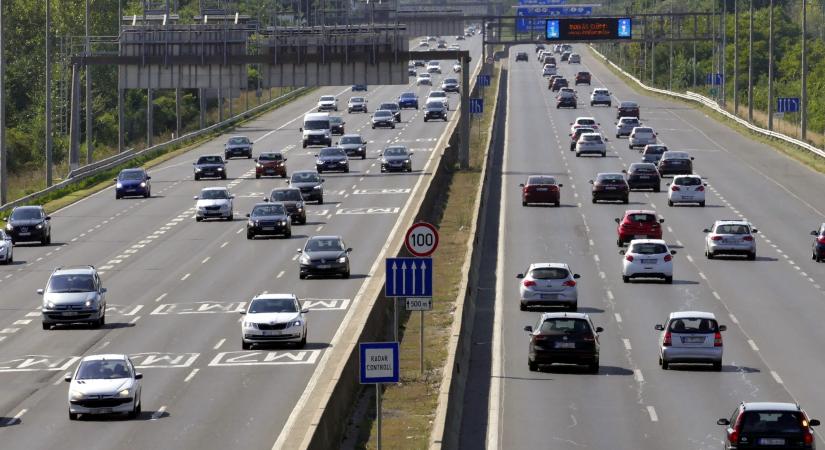 Szokatlan dolog miatt lesz dugó az M1-M7-esen