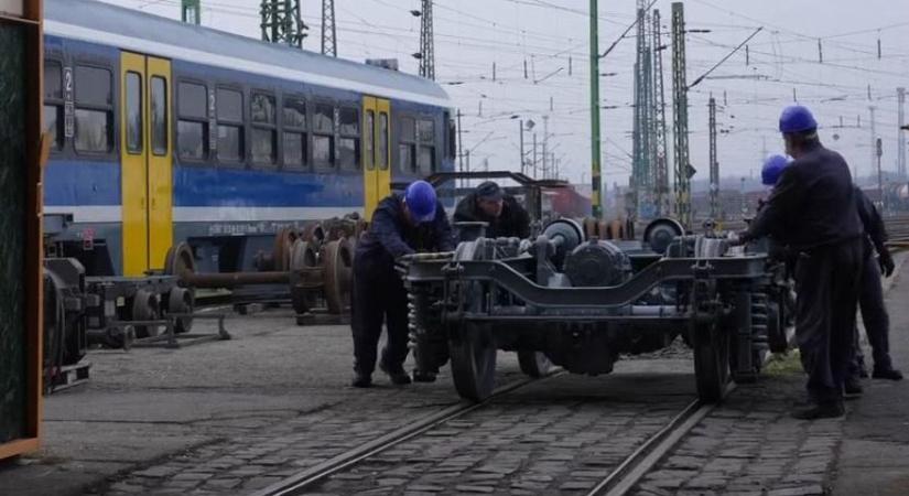 Ahol nem forma 1-es tempóban cserélnek kereket - avagy a Miskolci Fűtőház titkai - videóval