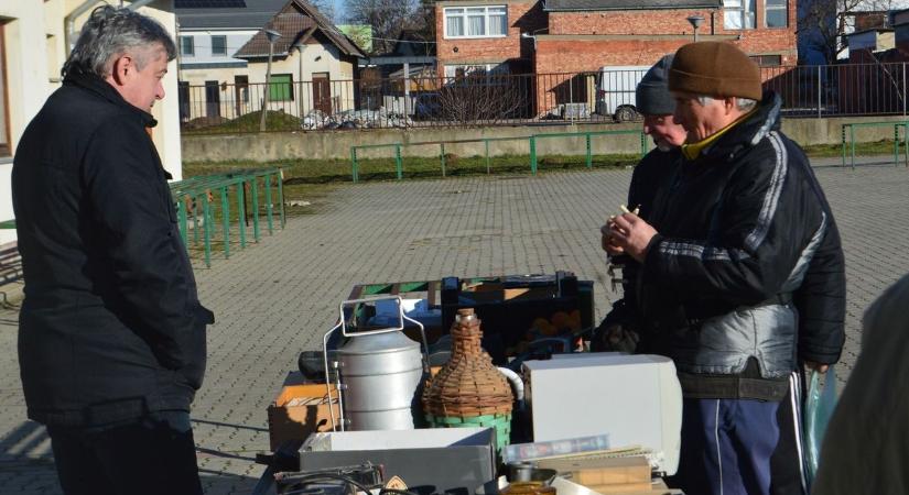 Meghökkentő fotót tettek közzé arról, mit árultak a földvári bolhapiacon