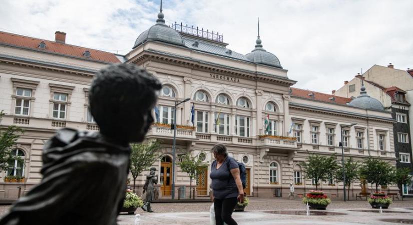 Keményen sarcol az Orbán-kormány, szinte mindenről lemondtak már a kivéreztetett önkormányzatok