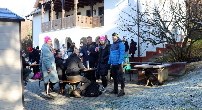 Forraltbor-túra: A természetjárók bevették a falut ölelő dombokat és a vendégházat (videó, galéria)