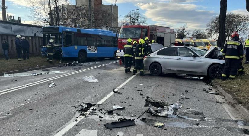 Busz és személyautó ütközött Kőbányán, sok sérült