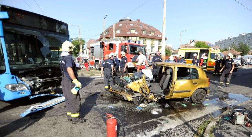 Feszítővágóval kellett szétvágni a buszt a Budapesten történt baleset után