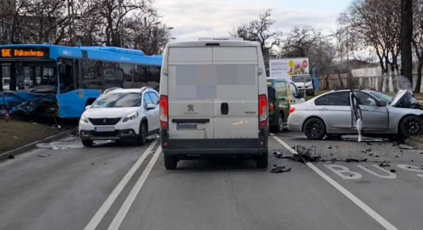 Dupla záróvonalnál, frontálisan ütközött egy BMW a 168E-vel, feszítővágóval szabadították ki a sofőröket