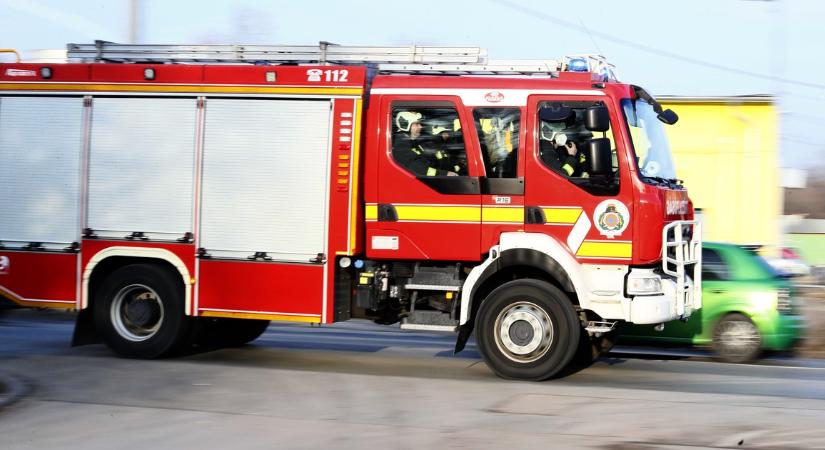 Busz és autó karambolozott a Budapesten - tűzoltók szabadítják ki a sérülteket