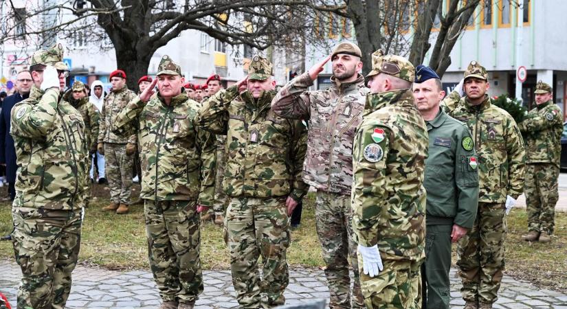 Hirtelen méltósággal teli csend szállt a szolnoki belváros egy pontjára – galériával, videóval