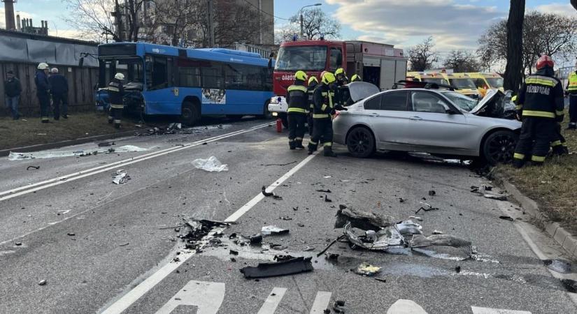 Drámai fotókon a kőbányai buszbaleset: több embert is feszítővágóval kellett kiszabadítani a roncsokból