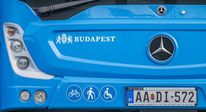 Busz és autó ütközött Budapesten, többen megsérültek