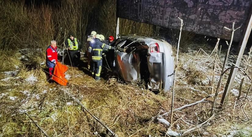 Kárpátalján felborult egy gépkocsi, utasát ki kellett vágni a roncsból