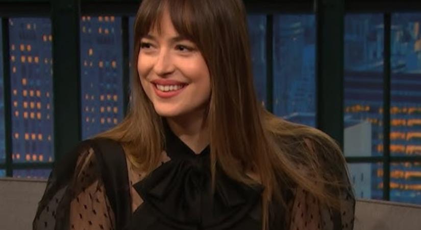 Micsoda nosztalgia: mindenki Dakota Johnson farmerjét akarja most