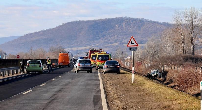 Brutális baleset: többször átfordult az autó, mielőtt árokba borult  fotó