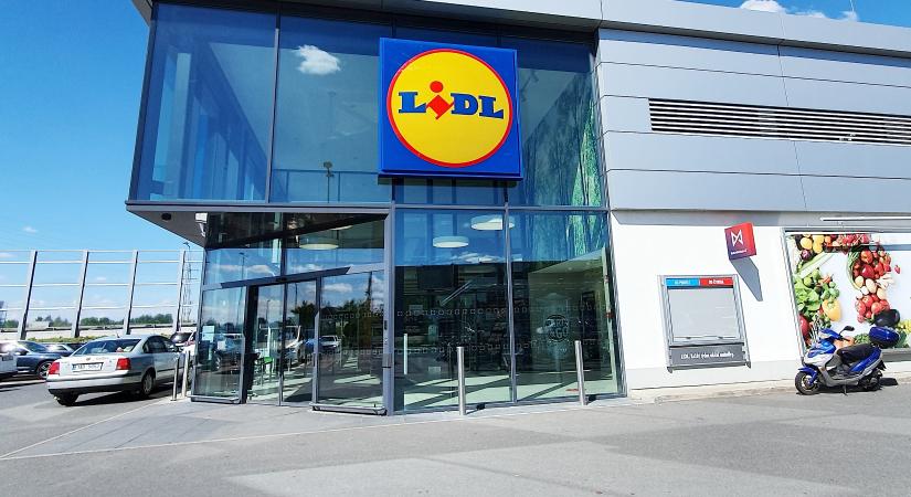 A Lidl új típusú üzletet nyitott, forgalmi dugót okoztak a vásárlók